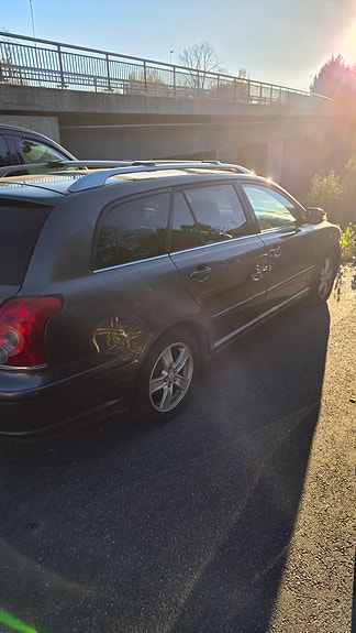 Toyota Avensis 3 of 9
