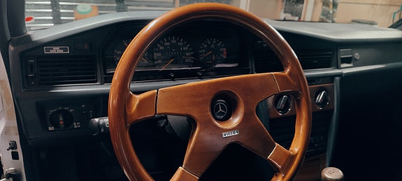 Mercedes-Benz 190 E 18 of 25