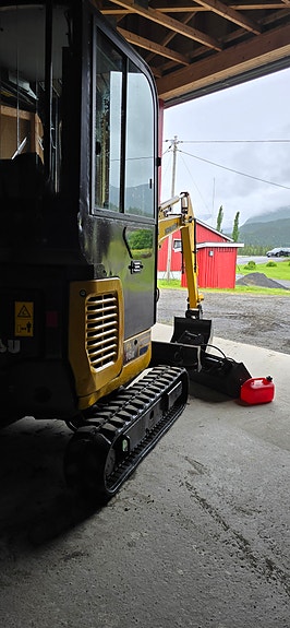 Komatsu PC16R 4 of 11