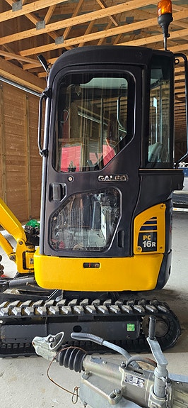 Komatsu PC16R 2 of 11