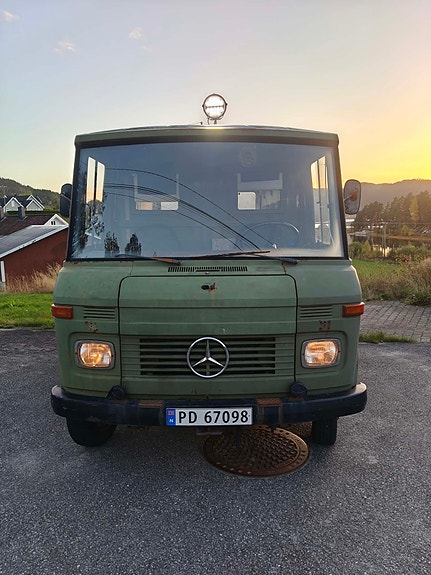 Mercedes-Benz 2 of 24