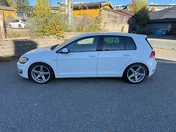 Volkswagen e-Golf VII 2 of 14