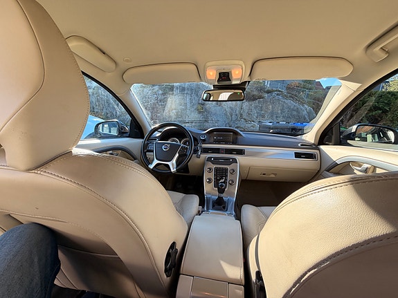 Volvo V70 2 of 22