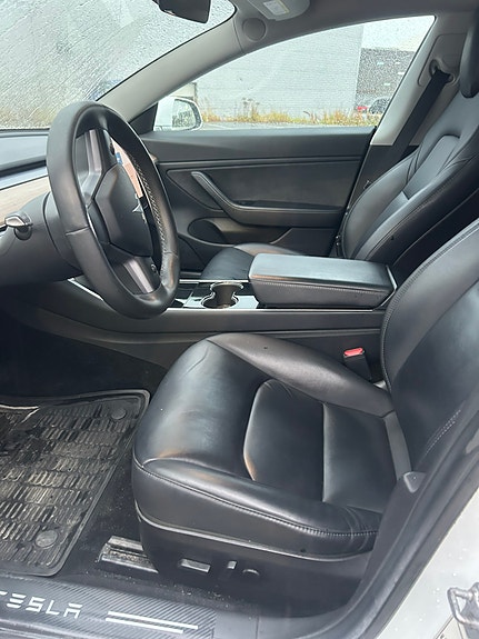 Tesla Model 3 7 of 11