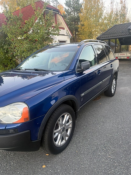Volvo XC90 2 of 17