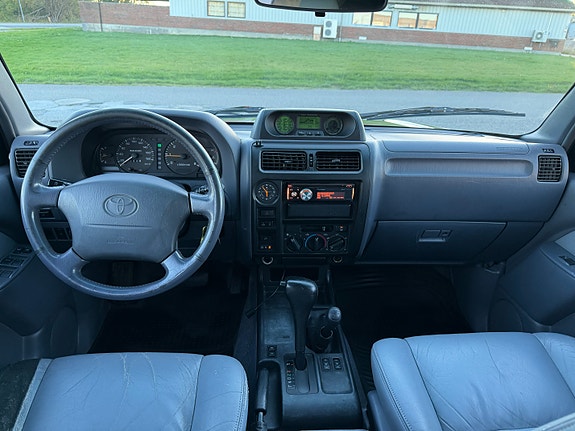 Toyota Land Cruiser 12 of 27