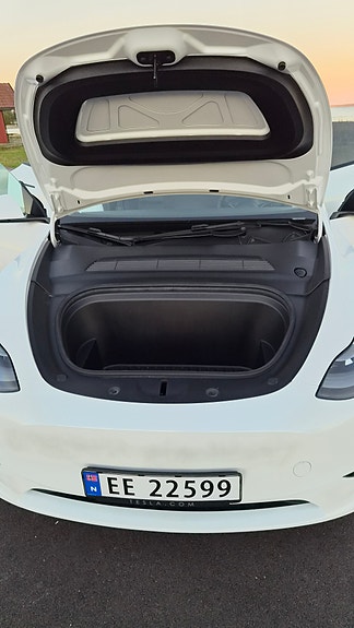 Tesla Model Y 20 of 27