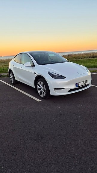 Tesla Model Y 7 of 27