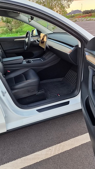 Tesla Model Y 14 of 27