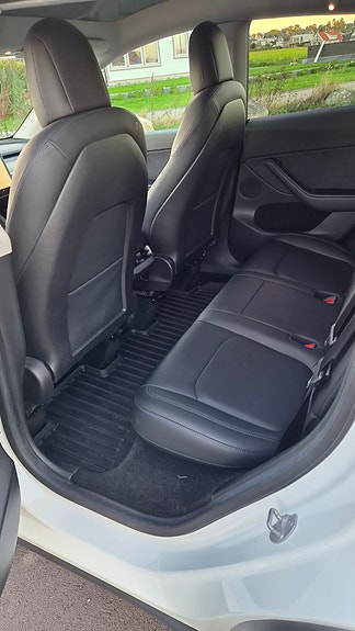 Tesla Model Y 12 of 27