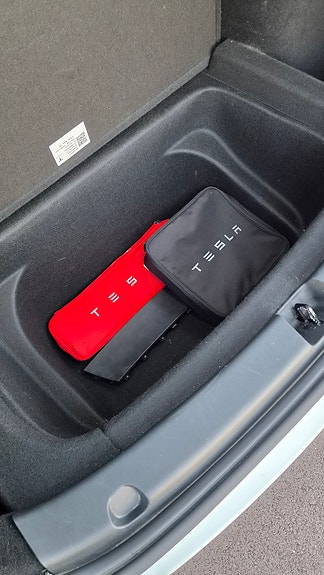 Tesla Model Y 25 of 27