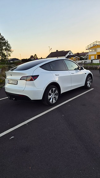 Tesla Model Y 6 of 27