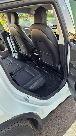 Tesla Model Y 15 of 27