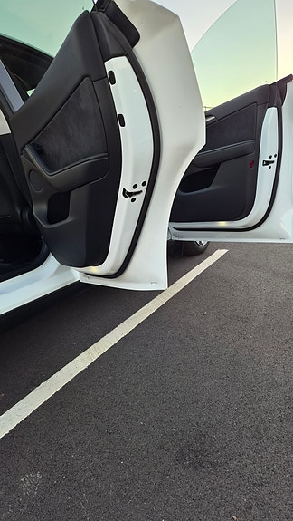 Tesla Model Y 16 of 27