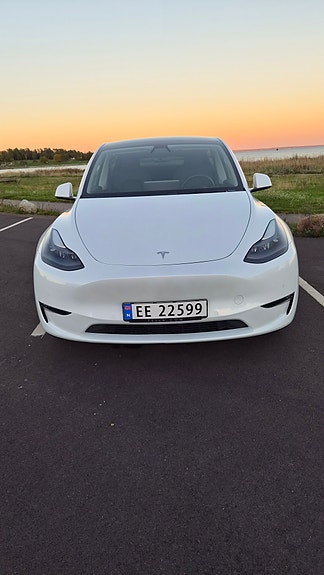 Tesla Model Y 2 of 27
