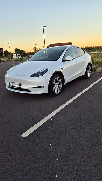 Tesla Model Y 5 of 27