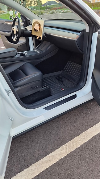 Tesla Model Y 13 of 27