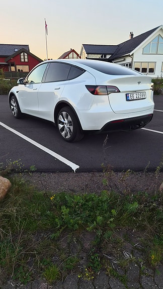 Tesla Model Y 9 of 27