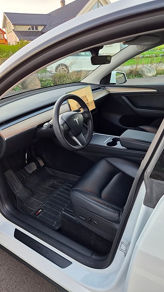 Tesla Model Y 11 of 27