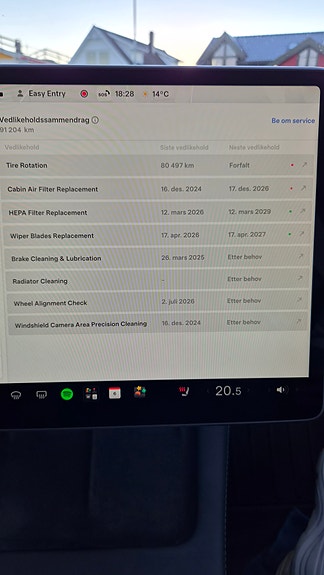 Tesla Model Y 24 of 27