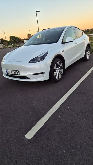 Tesla Model Y 3 of 27