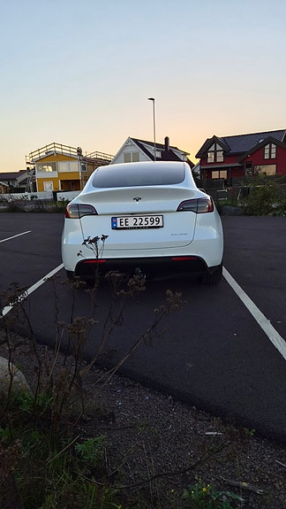 Tesla Model Y 8 of 27