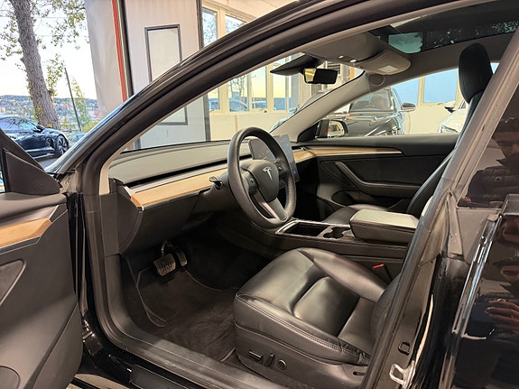 Tesla Model 3 9 of 30