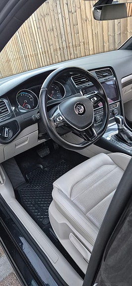 Volkswagen e-Golf VII 11 of 16