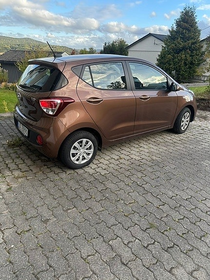 Hyundai i10 2 of 3