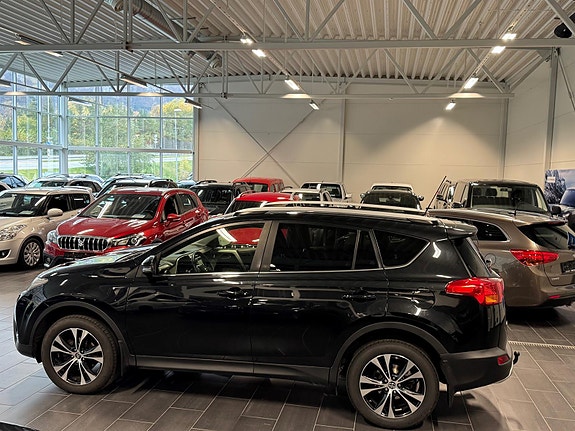 Toyota RAV4 2 of 13