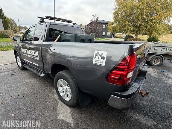 Toyota HiLux 3 of 30