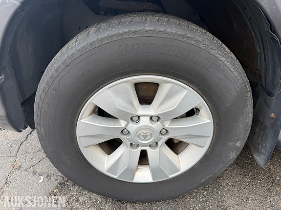 Toyota HiLux 19 of 30