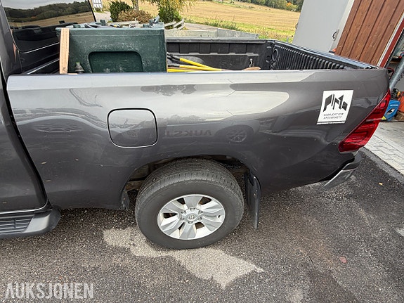Toyota HiLux 28 of 30