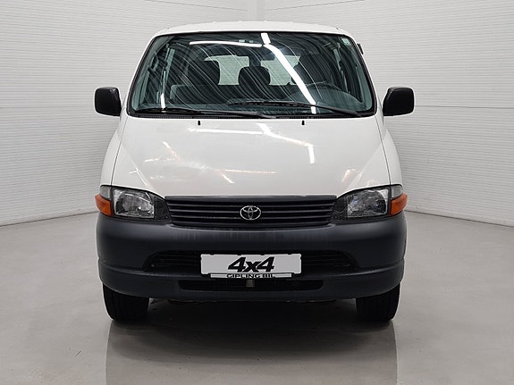 Toyota HiAce 2 of 30