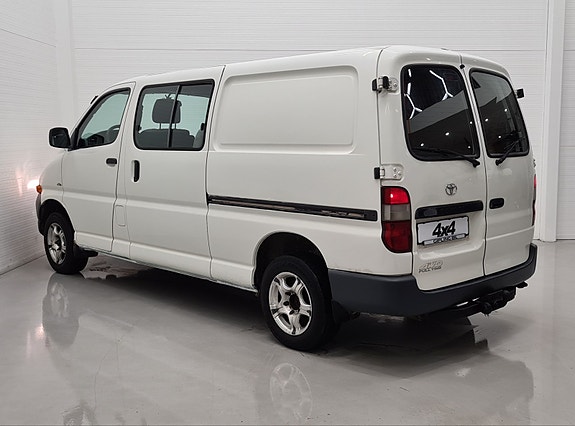 Toyota HiAce 4 of 30