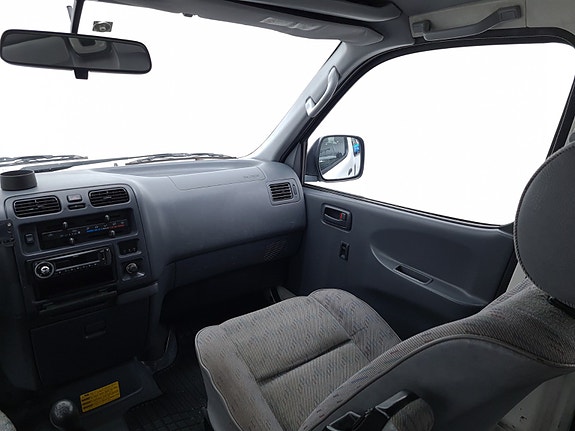 Toyota HiAce 11 of 30