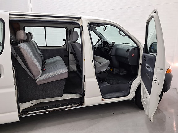 Toyota HiAce 7 of 30