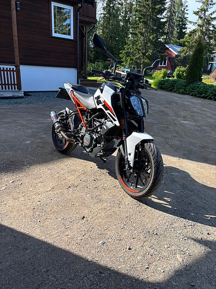 KTM 125 Duke 3 of 19