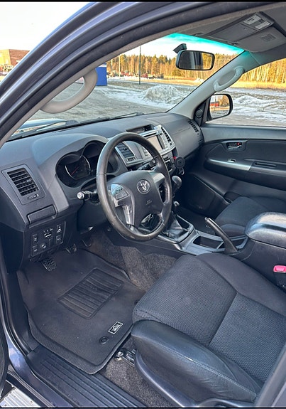 Toyota HiLux 7 of 8