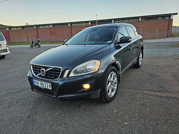 Volvo XC60 2 of 7