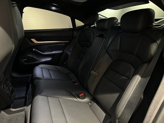 Porsche Taycan 4S 19 of 30