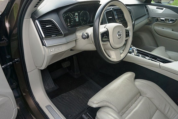 Volvo XC90 15 of 30