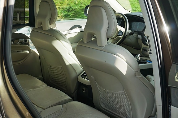 Volvo XC90 30 of 30