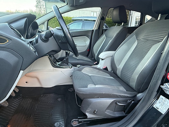 Ford Fiesta 8 of 12