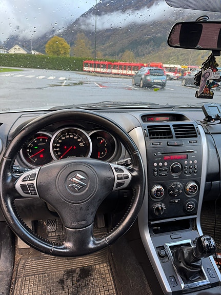 Suzuki Grand Vitara 5 of 9