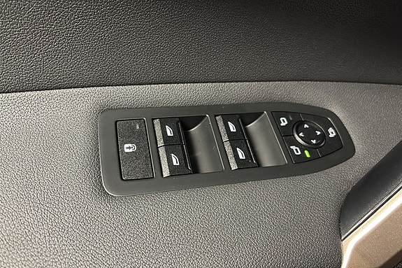 BMW iX 8 of 18