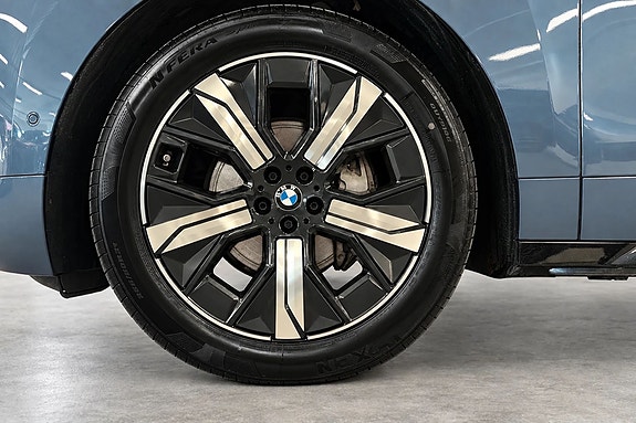 BMW iX 15 of 18