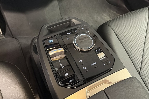 BMW iX 14 of 18