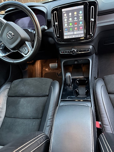 Volvo XC40 8 of 17