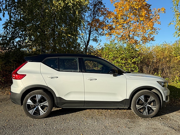 Volvo XC40 2 of 17